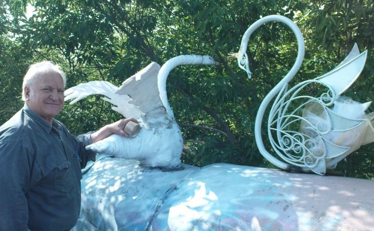 Валерий Метелица и лебедь Андрюша. Фото: