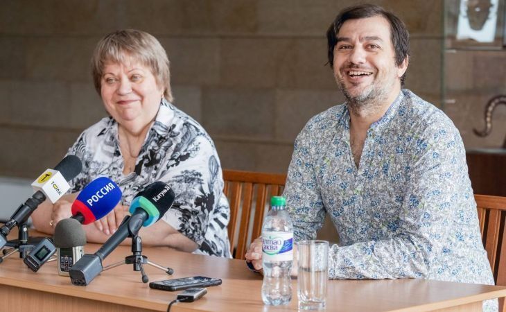 Директор театра драмы Любовь Березина и Георгий Цнобиладзе.