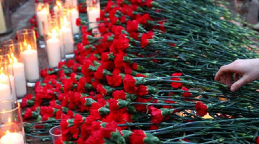 Цветы и свечи несут к зданию ВГТРК в память о погибших журналистах на Украине