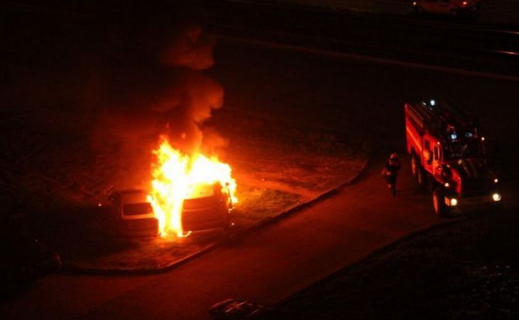 Семь пожарных тушили ночью два "Лексуса" в Барнауле